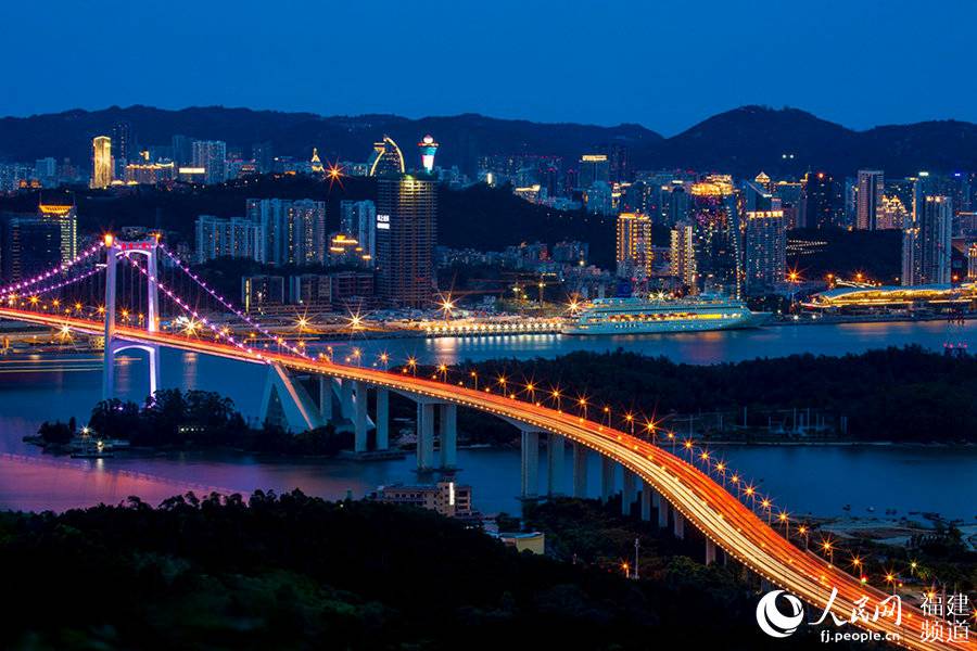 車水馬龍的海滄大橋。黃飛鳴攝