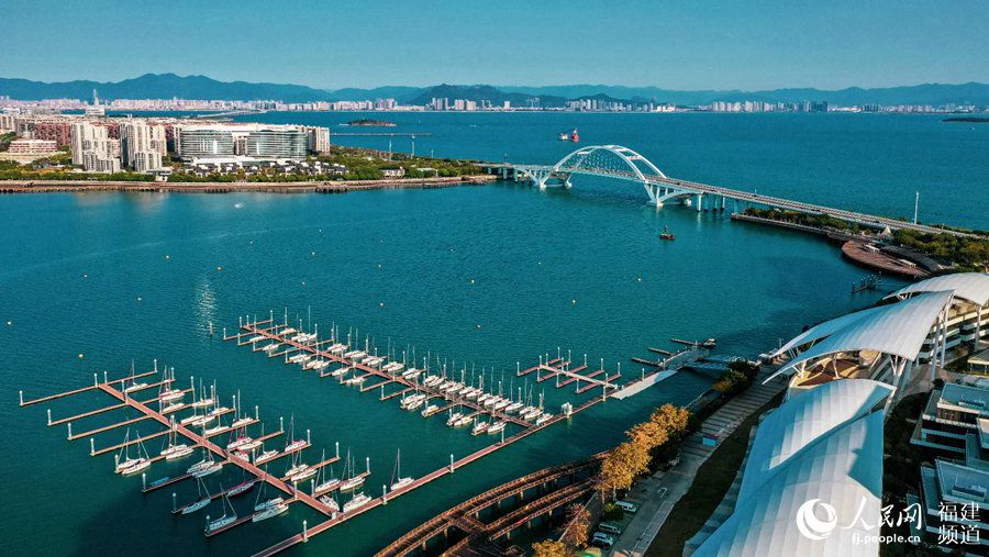 碧海藍天的五緣灣。蘇華琦攝