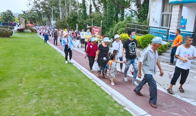 跑步愛好者參加趣味“彩色山地跑”時情景。林林攝