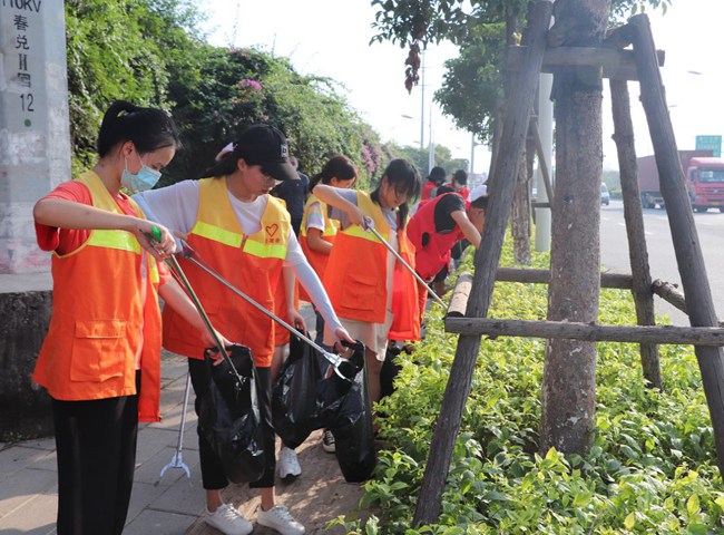 師生齊動手，美化校園扮靚城市。林小蔚攝