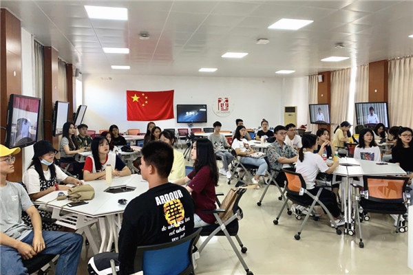 全校師生員工認真聆聽“開學第一課”。朱景琦攝