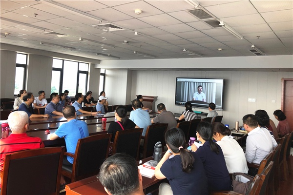 全校師生員工認真聆聽“開學第一課”。鄭靜玉攝