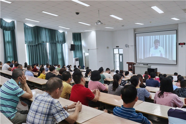 全校師生員工認真聆聽“開學第一課”。林希攝