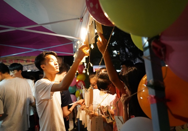 同學們興致勃勃地參與猜燈謎活動，感受中秋佳節傳統文化氛圍。閩南科技學院供圖