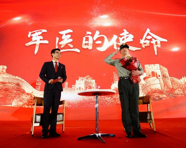 來自解放軍900醫院檢驗科副主任趙猛醫生，是“全國抗擊新冠肺炎疫情先進個人”，抗疫期間擔任武漢泰康同濟醫院檢驗科副主任。陽光學院供圖