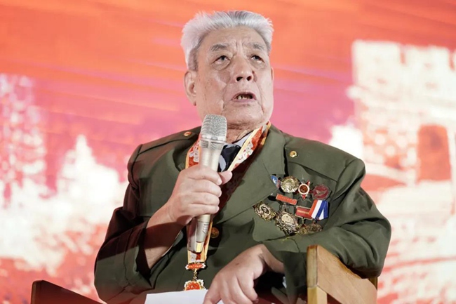 原中國人民志願軍總部《志願軍》報美術編輯羅繼五同志，向在場的同學們回顧了鮮為人知的為抗美援朝戰士繕寫碑文的故事。前輩們的故事深深感染著現場每一個人！陽光學院供圖