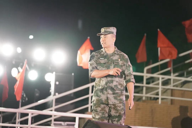 教導員卜偉激情講述《鐵心跟黨走 赤膽報家國》。陽光學院供圖