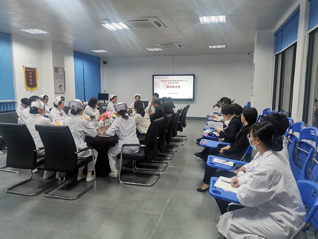 報告團嘉賓們與學院師生代表開展援鄂戰“疫”事跡師生交流座談會。福建衛生職業技術學院供圖