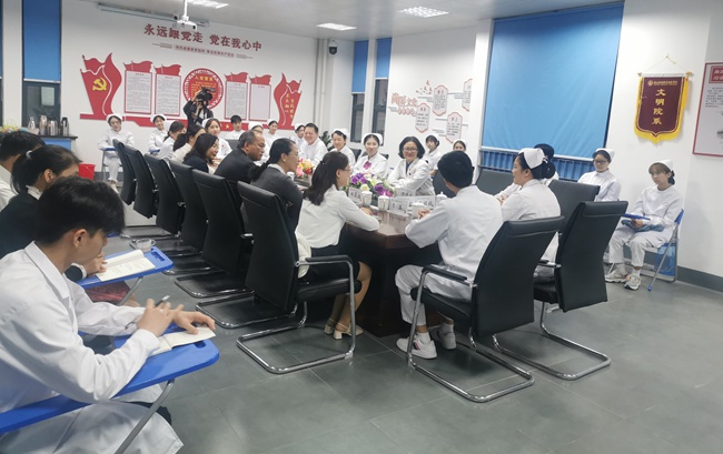 報告團嘉賓們與學院師生代表開展援鄂戰“疫”事跡師生交流座談會。福建衛生職業技術學院供圖