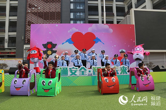 情景舞蹈《小交警》。張銳攝