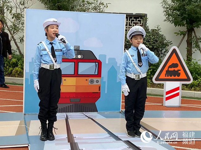 同學們在進行模擬場景交通宣傳解說。張銳攝