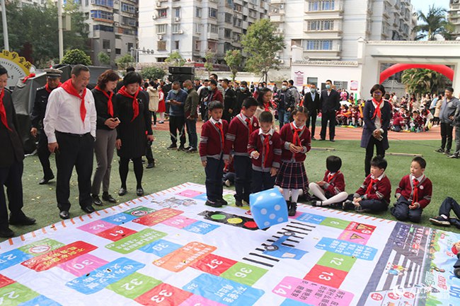 活動現場，同學們通過交通飛行棋學習交通知識。張銳攝