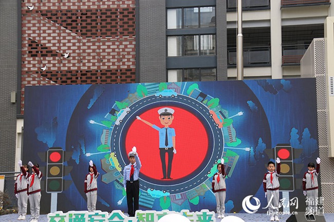 現場，交通手勢操表演。張銳攝