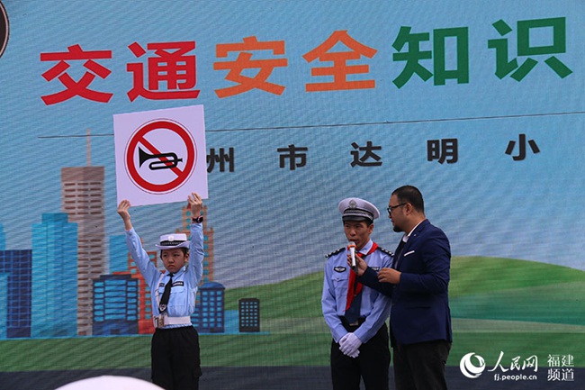 活動現場，正在進行交通安全知識問答。張銳攝