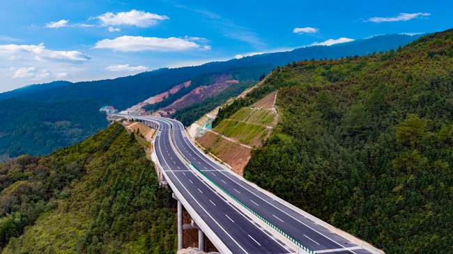 建成的高速路面。三明市交發集團供圖