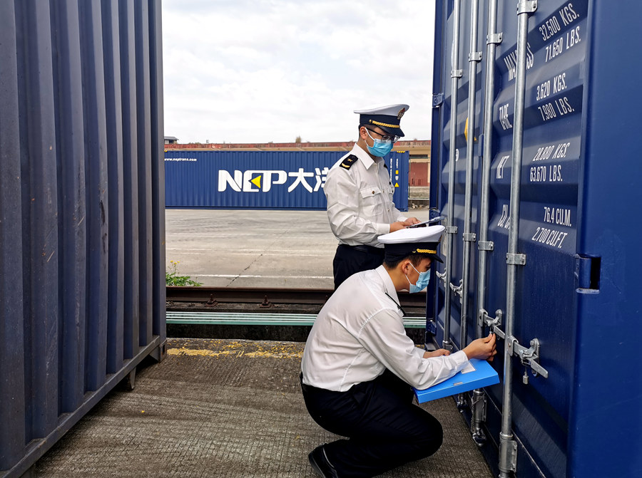 武夷山海關對出口貨物開展現場查驗。武夷山海關供圖