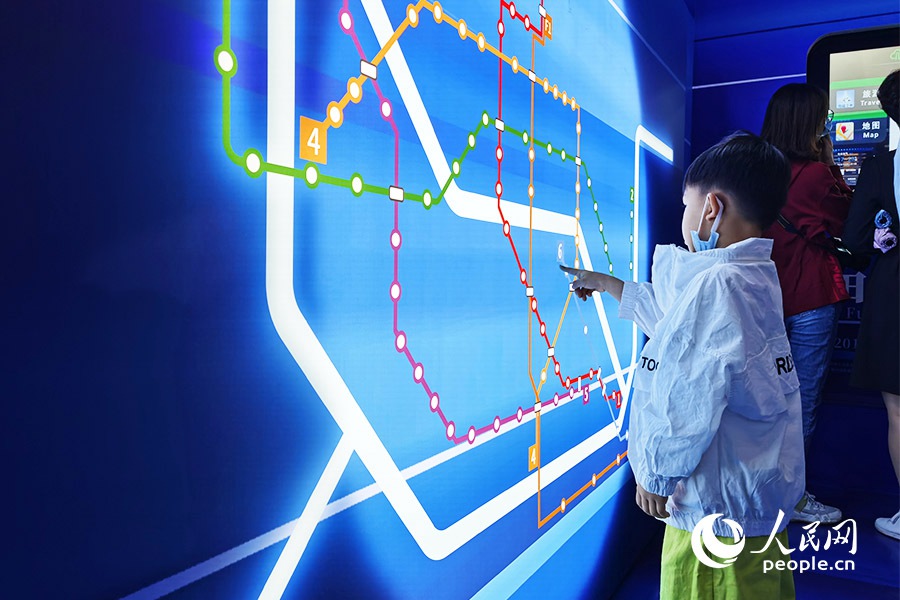 參展小朋友體驗數字車輛段互動環節。人民網 劉卿攝