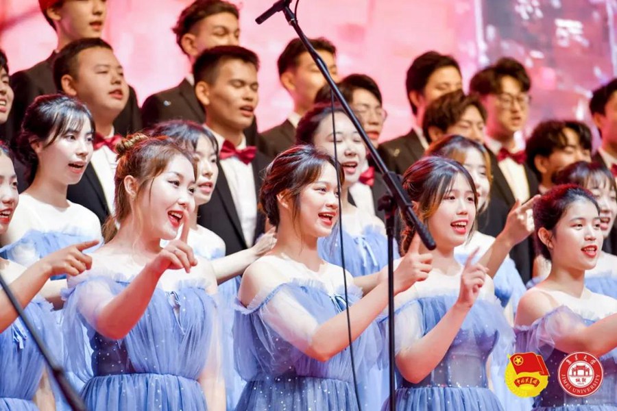 同學們以鏗鏘有力的歌聲抒發愛黨情、愛國心，用歌聲傳遞夢想。集美大學供圖