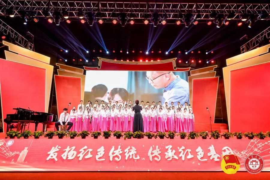 同學們以鏗鏘有力的歌聲抒發愛黨情、愛國心，用歌聲傳遞夢想。集美大學供圖