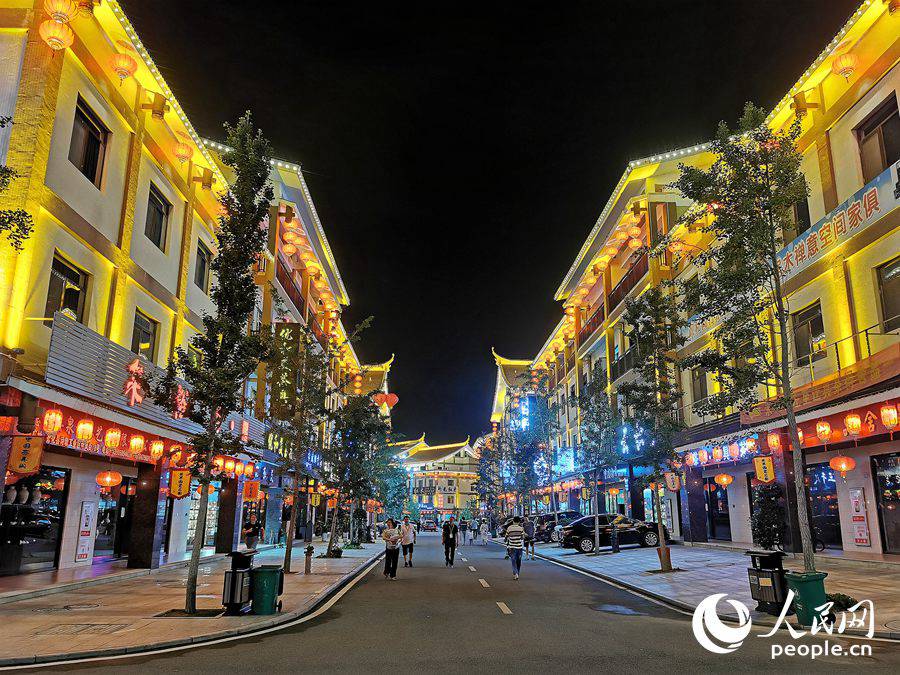 市民游客漫步在中國茶具城。人民網 蘇海森攝