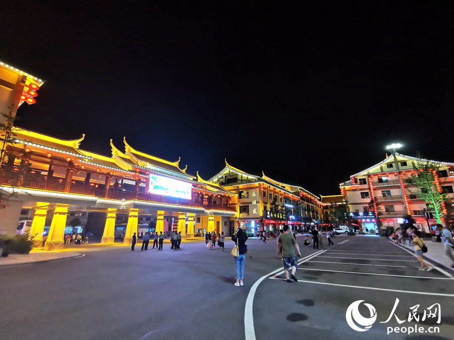 中國茶具城夜景如夢如幻。人民網 蘇海森攝