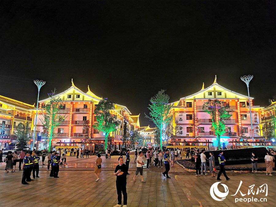 市民游客駐足觀看中國茶具城燈光秀。人民網 蘇海森攝