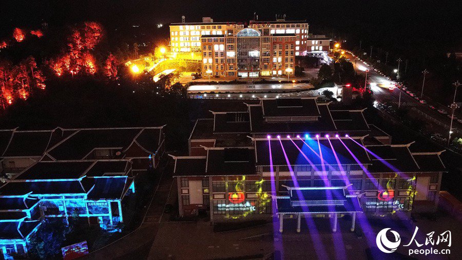 夜色下，德化縣陶瓷博物館美輪美奐。 人民網 蘇海森攝