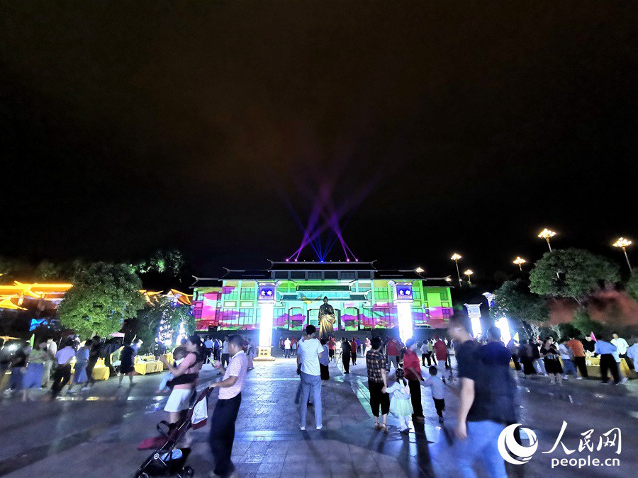市民游客在德化縣陶瓷博物館前欣賞燈光秀。人民網 蘇海森攝