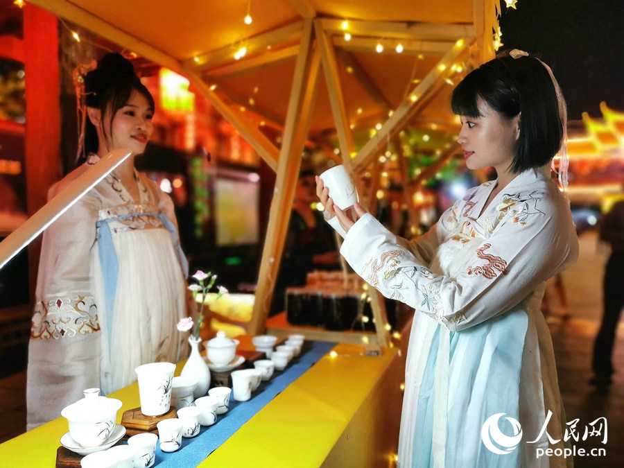 穿著漢服的女子展示福建德化縣陶瓷產品。人民網 蘇海森攝