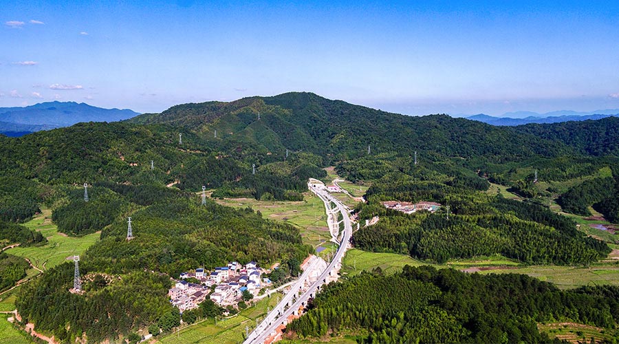 興泉鐵路寧化站站房建設正在有序推進。黃尉峰攝