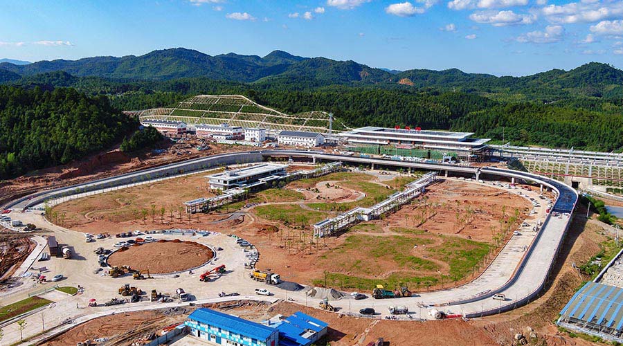 寧化站站房外部裝修已基本完成，預計六月底完成整體的外裝修落架。范日樑攝