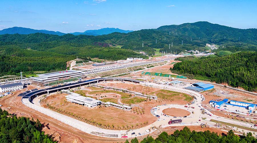 寧化站站房外部裝修已基本完成，預計六月底完成整體的外裝修落架。黃尉峰攝