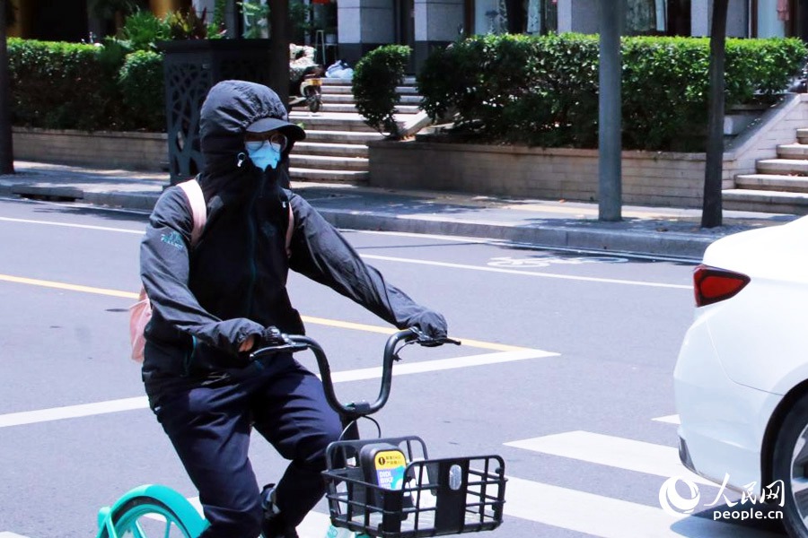 福州街頭，市民出行“全副‘捂’裝”。人民網 劉卿攝