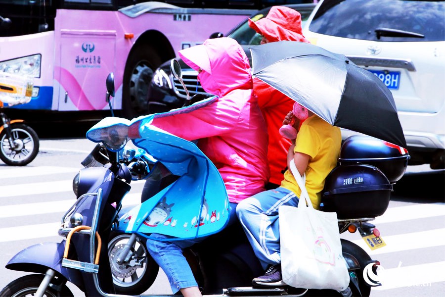 福州街頭，市民出行“全副‘捂’裝”。人民網 劉卿攝