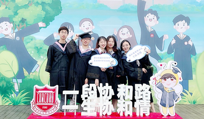 2020屆畢業生合影留念。葉釗成攝