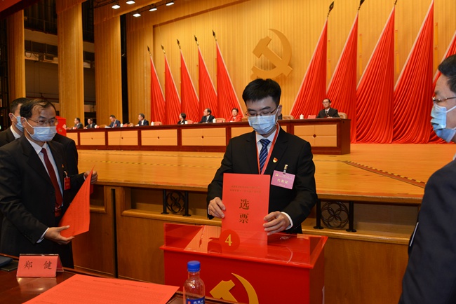 代表們在投票箱前投下選票。福建省直機關工委供圖