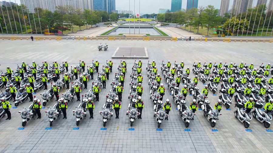 160名福州骑警排成方阵惊艳亮相。福州交警供图