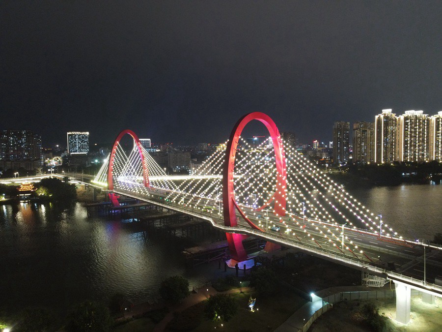 漳州芝山大桥建成通车，“时空之门”造型亮眼。中交二航局供图