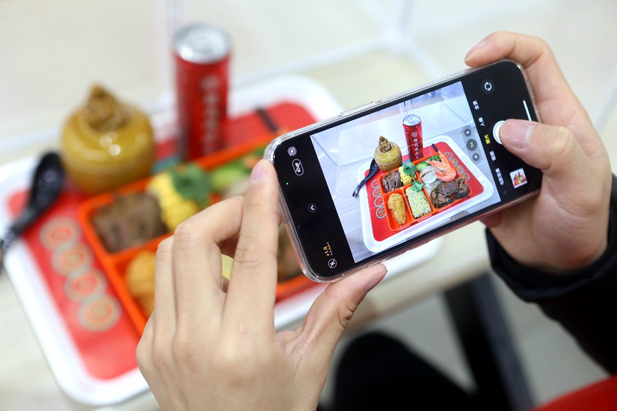 豐盛的年夜飯受到師生們的好評。福州大學供圖