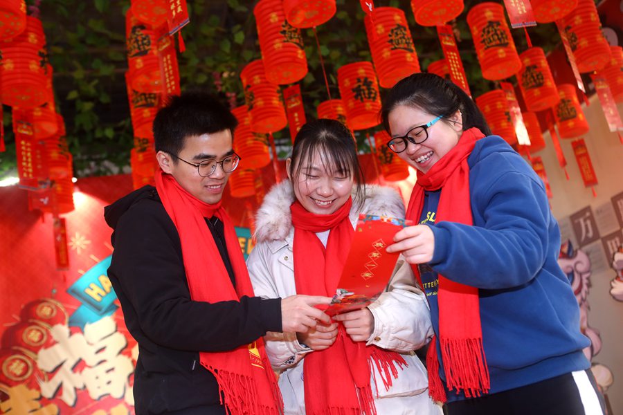 學生們參與猜燈謎贏福利活動。福州大學供圖