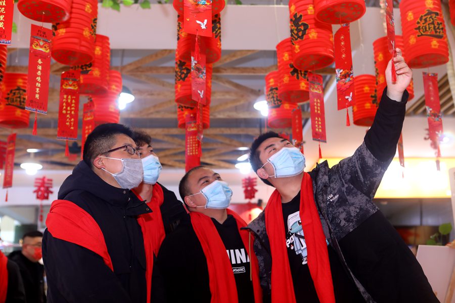 留校學生在合影留念。福州大學供圖