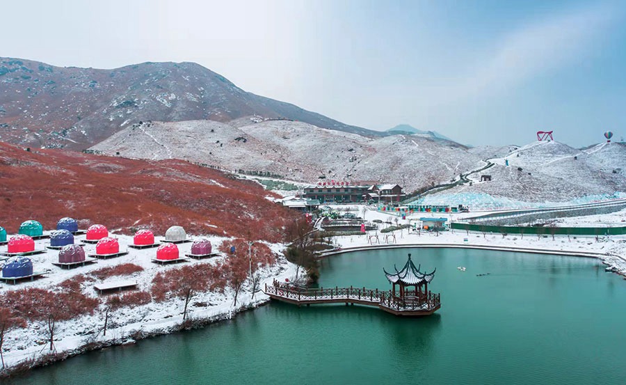 寧德柘榮縣東源鄉鴛鴦草場,白雪與湖水構成絕美山水畫。魏發鬆攝