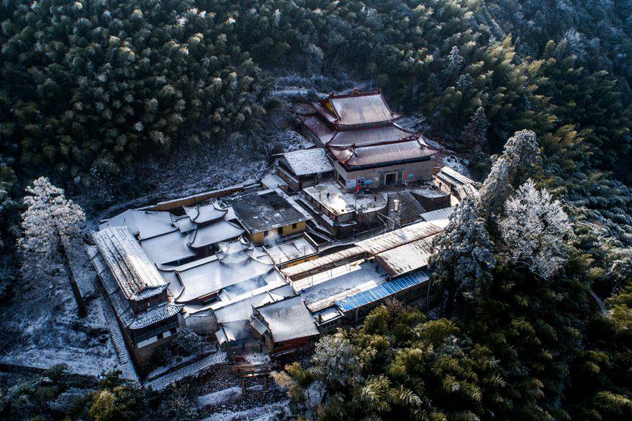 南平建陽區庵山靈泉寺中的輕煙在雪中繚繞。建陽區融媒體中心供圖