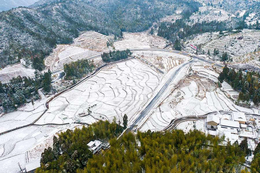 寧德柘榮縣東源鄉綢嶺村,仿佛雪中仙境。魏發鬆攝