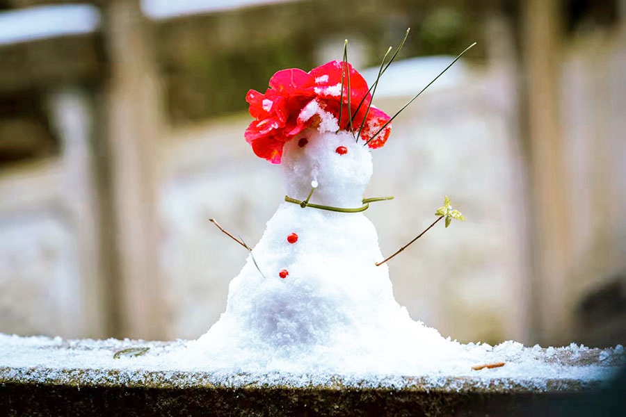 福州雪峰寺突然的降雪,也給“鮮少見到雪”的福州人帶去喜悅。章溯攝