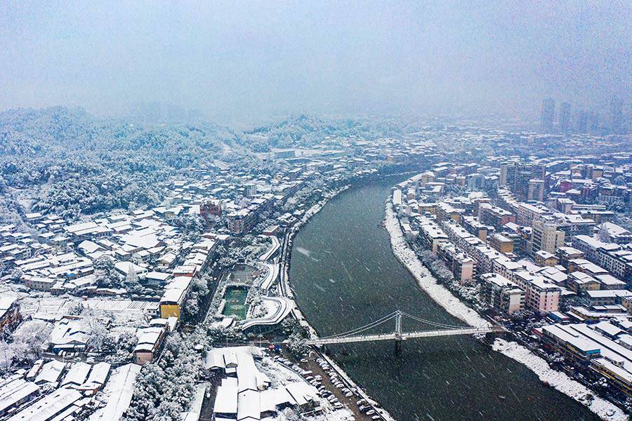 南平光澤縣城大雪紛飛。傅賢斌攝