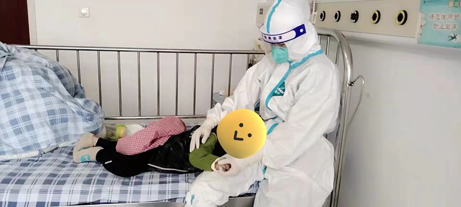 隔离病房的护士在安抚小朋友。泉州市第一医院城东院区供图
