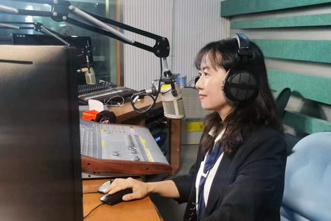 4月5日，由泉州市委宣传部和泉州广播电视台联合推出的《主播听你说》上线。图为主播小米正在接听来电。泉州广播电视台供图