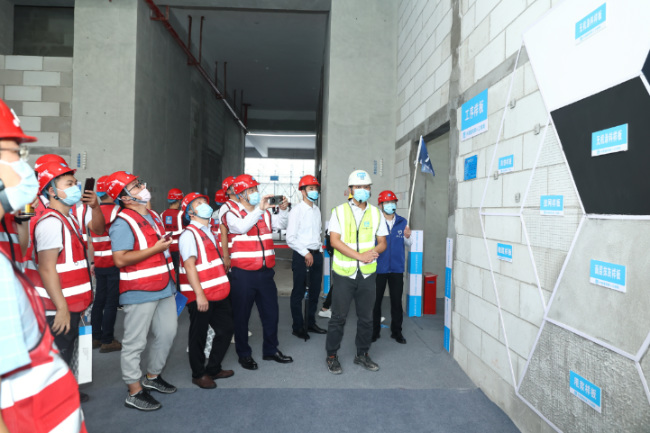 嘉賓參觀安全質量樣板展區。中建八局(廈門)公司供圖