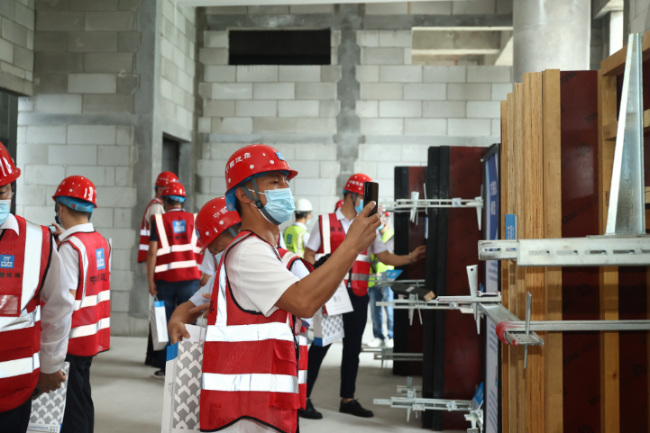 嘉賓參觀實體樣板展區。中建八局(廈門)公司供圖